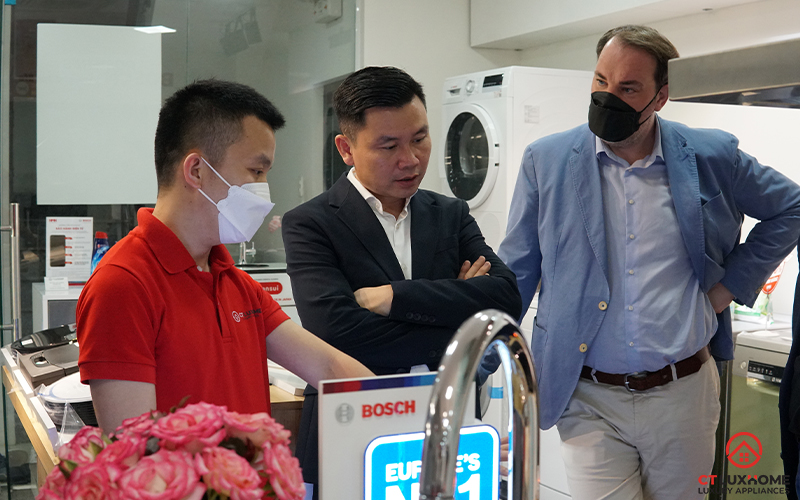 Ông Nguyễn Đức Công, Giám đốc thương hiệu CT Luxhome, trao đổi về tình hình thị trường Bosch tại Việt Nam trong năm 2021 vừa qua - Ảnh: CT Luxhome