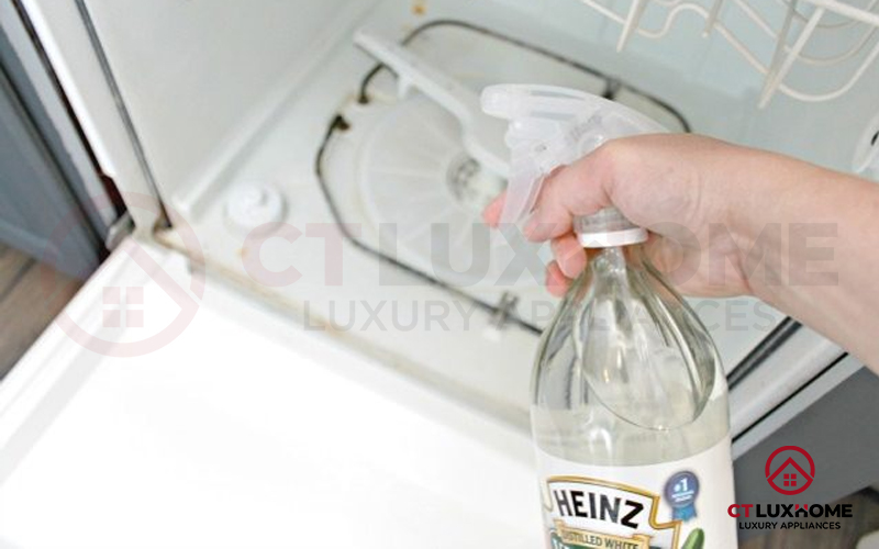 Vệ sinh thường xuyên sẽ làm giảm tác hại của máy rửa bát.