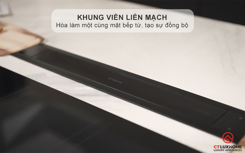 Khung viền được thiết kế liền mạch tạo sự đồng bộ với mặt bếp từ