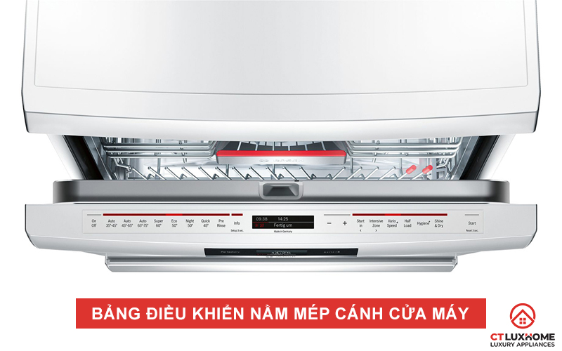 Bảng điều khiển của máy rửa chén Bosch SMS88TW02M được đặt ở mép cánh cửa máy.