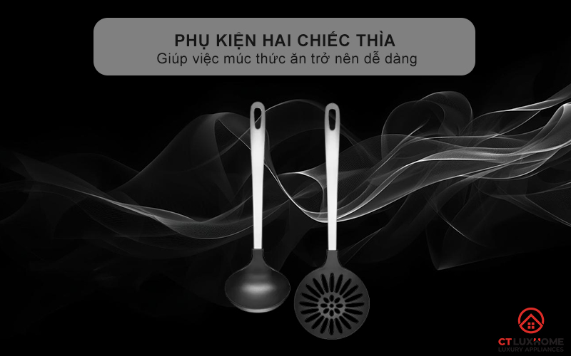Phụ kiện hai chiếc thìa (một thìa vớt bọt và một thìa múc canh) giúp việc múc thức ăn trở nên dễ dàng