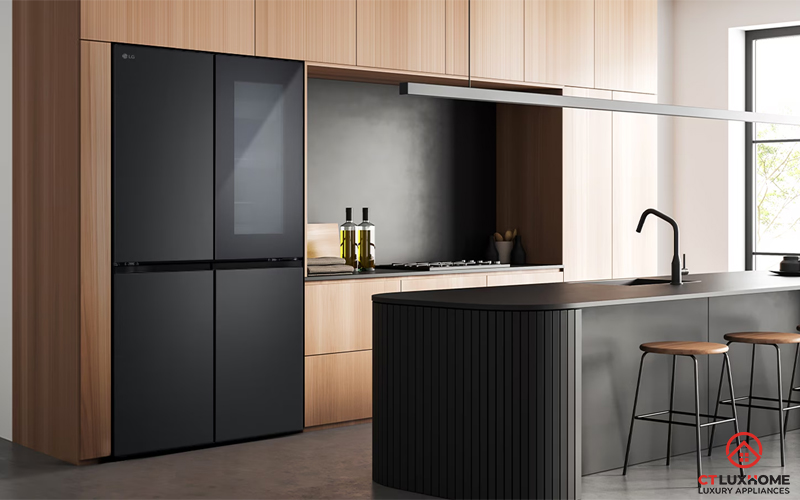 Thiết kế cửa French door đẳng cấp, kết hợp cùng tông màu đen nhám sang trọng